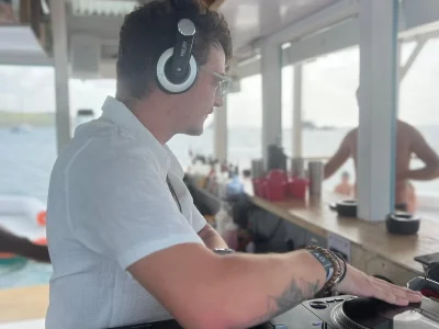 9c09fe73-1b49-45e6-bcf0-0713c533a590