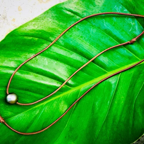 Collier Ras du cou Perles de Tahiti et cuir de kangourou